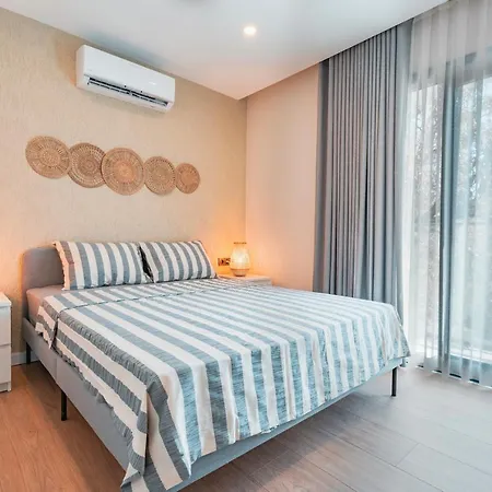 מלון דירות Local House 3*