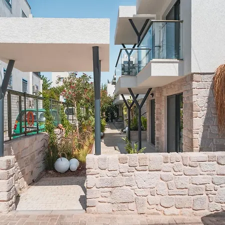 Local House Aparthotel 3*